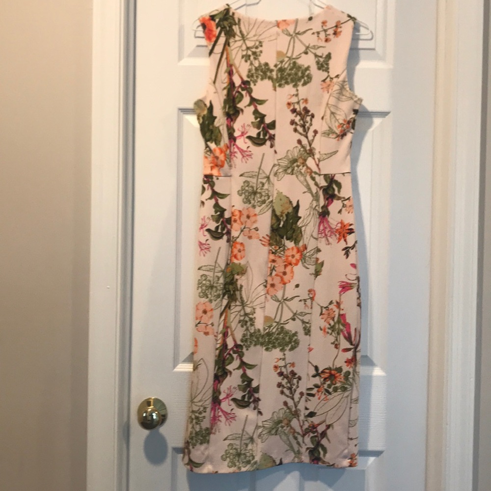 Flowery dress. - Picture 4 of 4